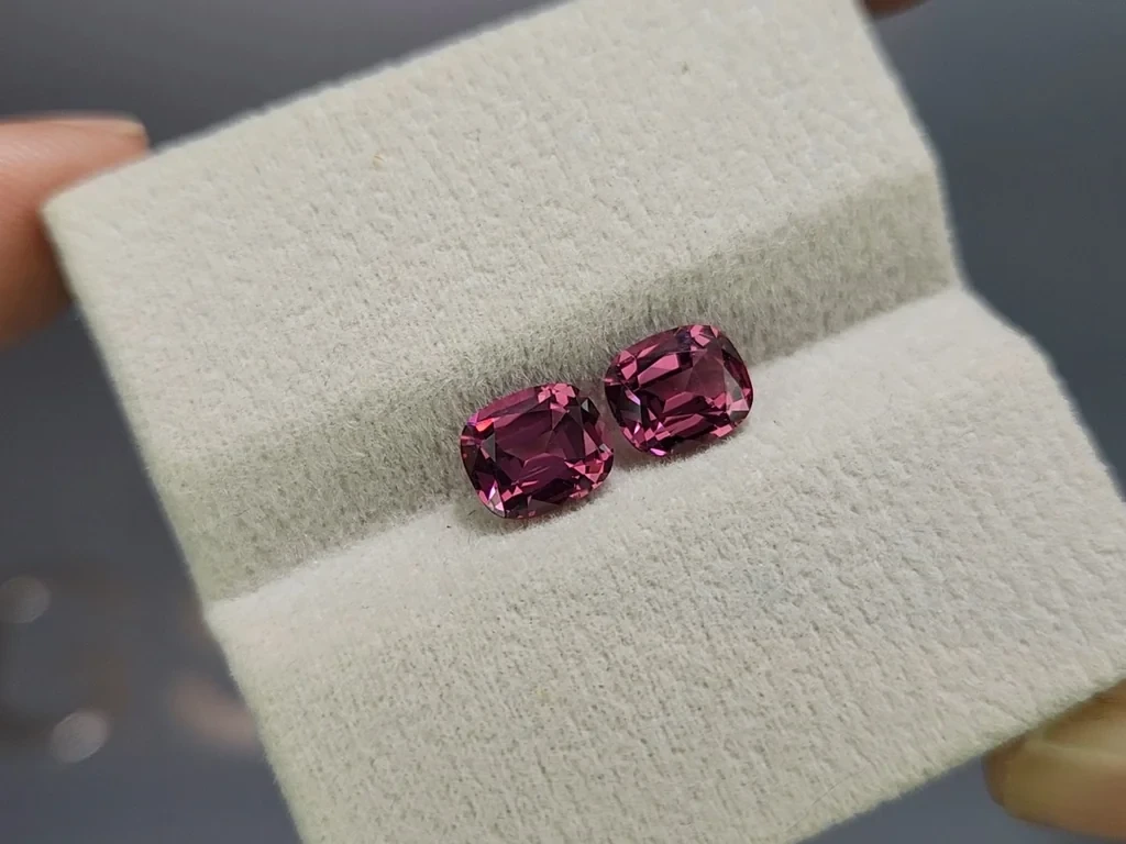 Pair of rhodolite garnets cushion cut 2.87 carats, Madagascar Image №4