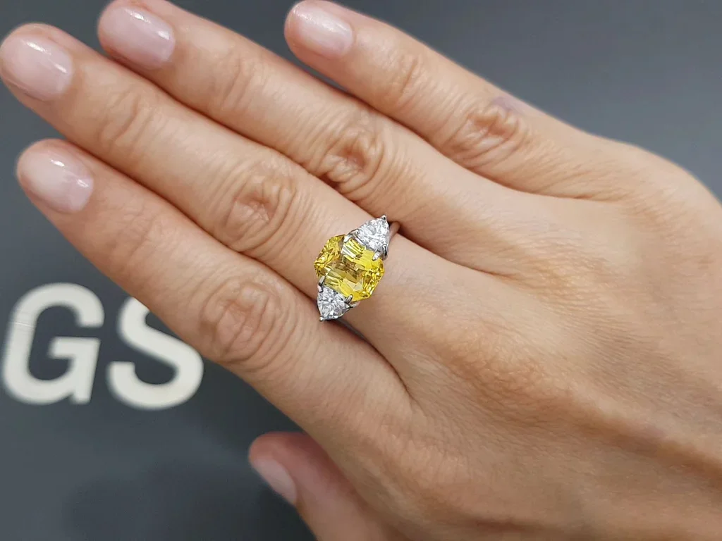 Top Golden color yellow sapphire in radiant cut 4.15 carats, Sri Lanka Image №5