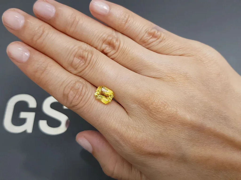 Top Golden color yellow sapphire in radiant cut 4.15 carats, Sri Lanka Image №2