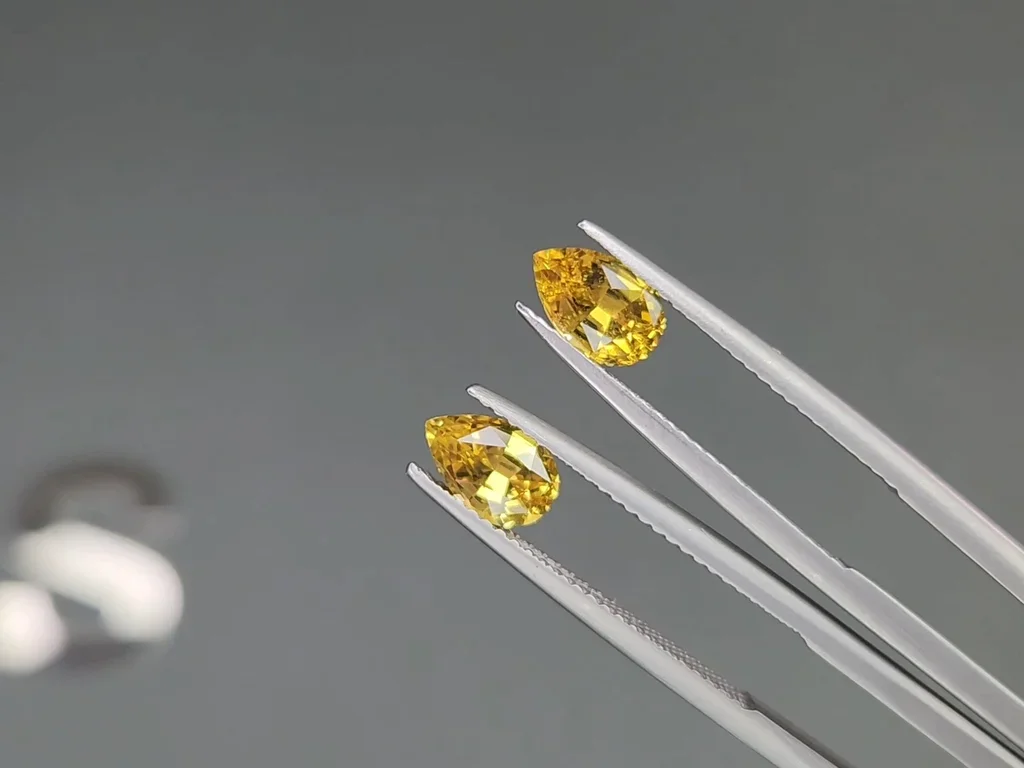 Pair of unheated yellow sapphires in pear cut 2.01 carats, Madagascar Image №3