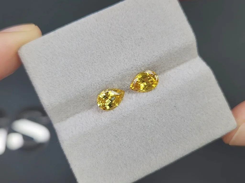 Pair of unheated yellow sapphires in pear cut 2.01 carats, Madagascar Image №4