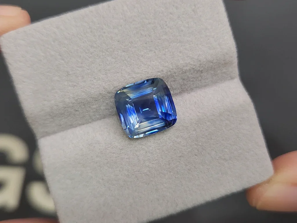 Bi-color sapphire in cushion cut 5.59 carats, Sri Lanka Image №4