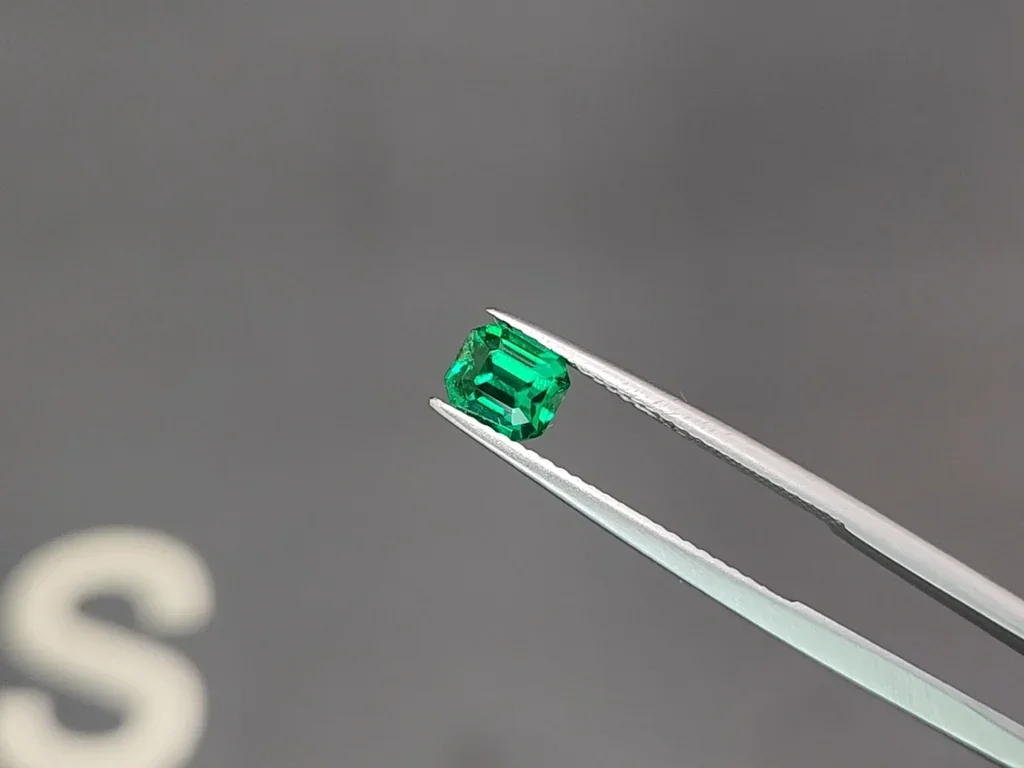 Unique top quality Panjshir Vivid and Vibrant green emerald in octagon cut 1.06 carats  Image №3