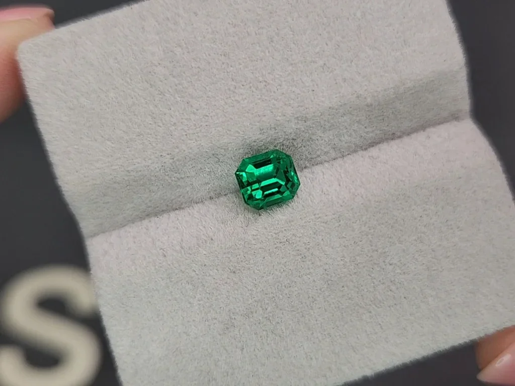 Unique top quality Panjshir Vivid and Vibrant green emerald in octagon cut 1.06 carats  Image №4