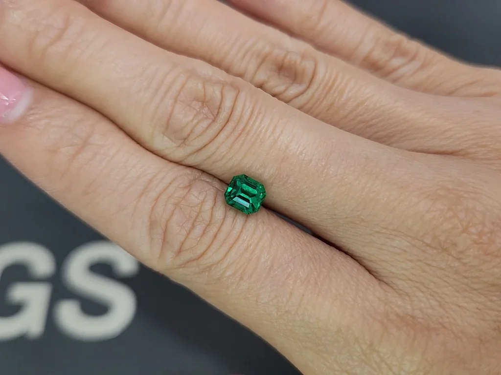 Unique top quality Panjshir Vivid and Vibrant green emerald in octagon cut 1.06 carats  Image №2