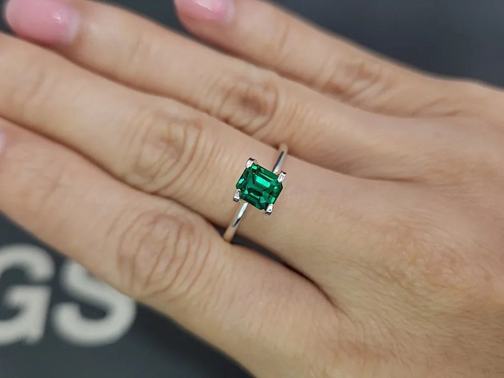 Unique top quality Panjshir Vivid and Vibrant green emerald in octagon cut 1.06 carats  Image №5
