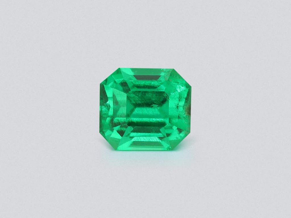 Unique top quality Panjshir Vivid and Vibrant green emerald in octagon cut 1.06 carats  Image №1