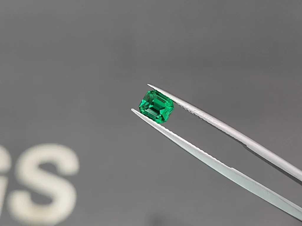 Unique top quality Panjshir Vivid and Vibrant green emerald in octagon cut 1.06 carats  Image №3