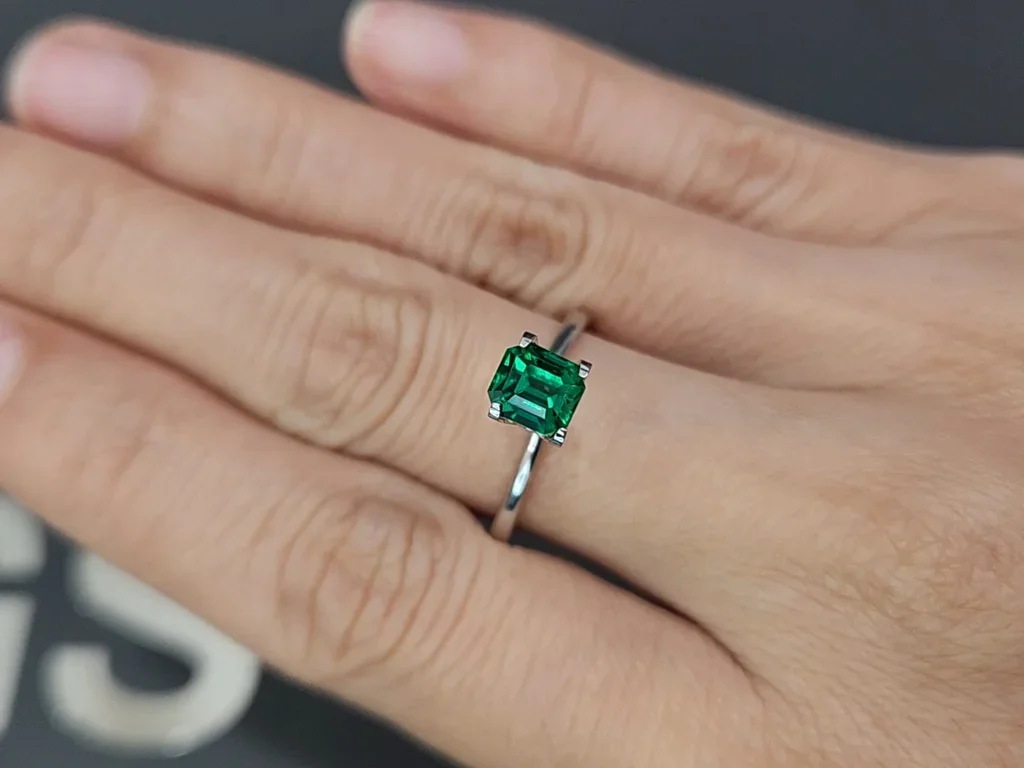 Unique top quality Panjshir Vivid and Vibrant green emerald in octagon cut 1.06 carats  Image №5