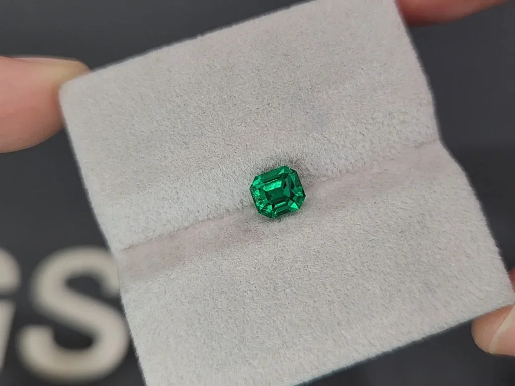 Unique top quality Panjshir Vivid and Vibrant green emerald in octagon cut 1.06 carats  Image №4