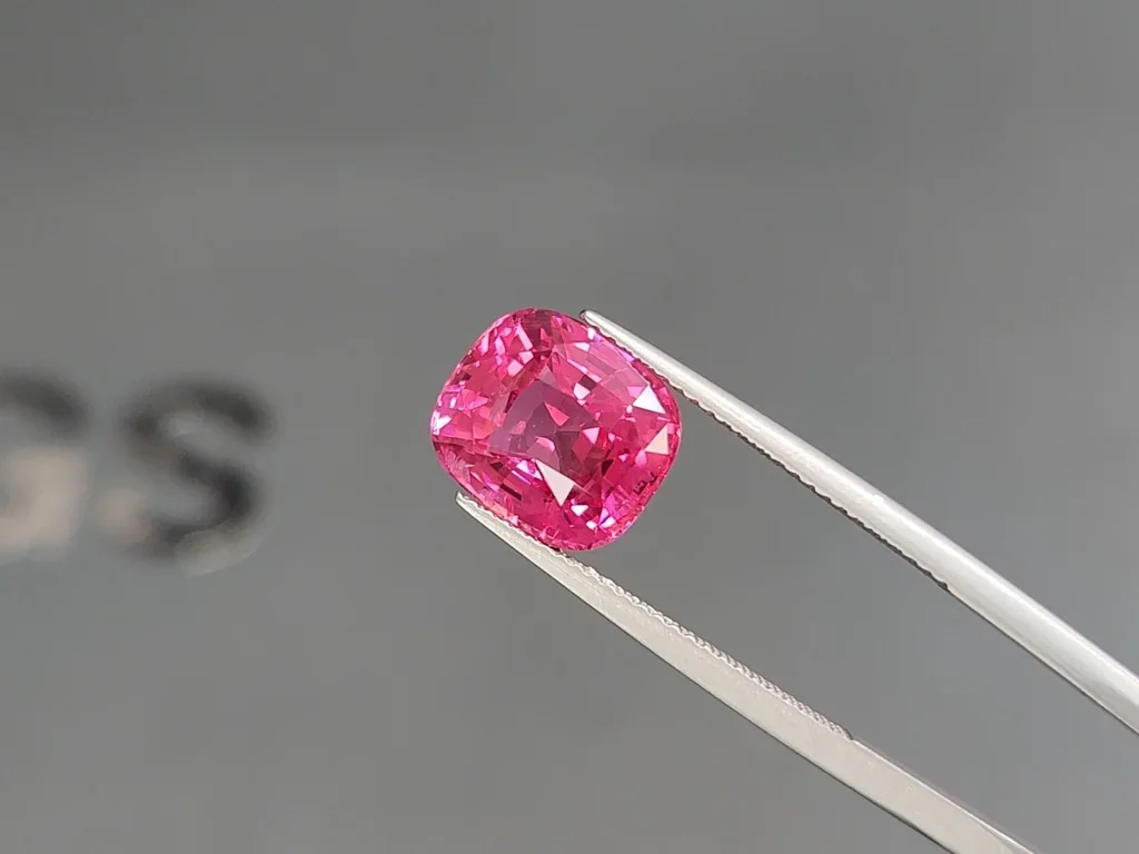 Spinel Mahenge Vivid Pink cushion cut 6.09 carats, Tanzania   Image №3