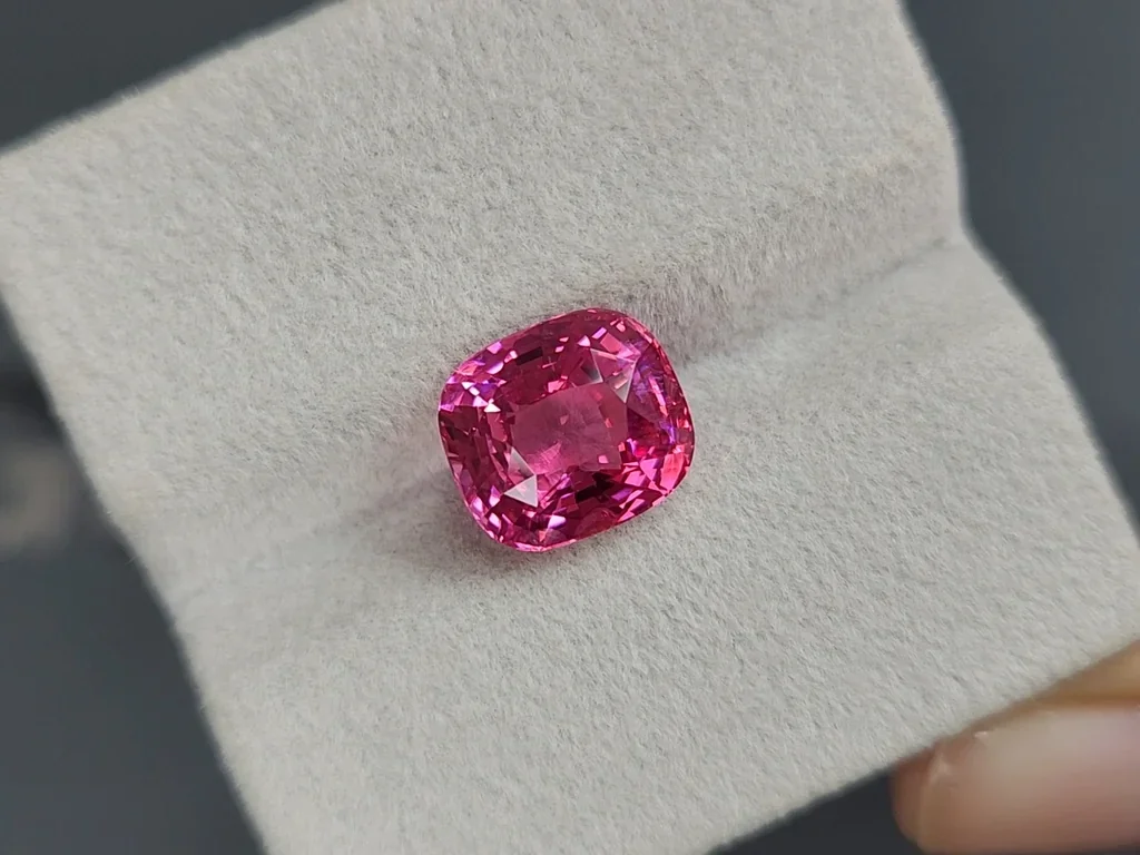 Spinel Mahenge Vivid Pink cushion cut 6.09 carats, Tanzania   Image №4