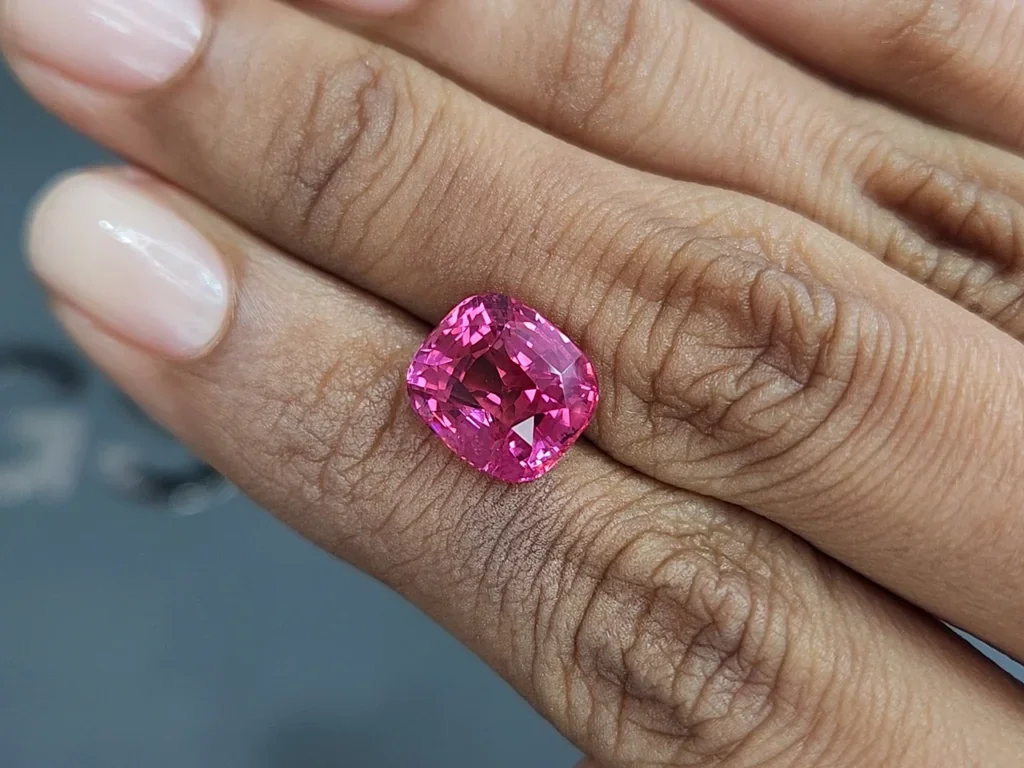 Spinel Mahenge Vivid Pink cushion cut 6.09 carats, Tanzania   Image №2