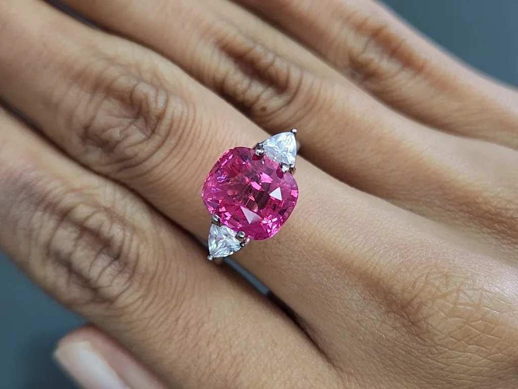 Spinel Mahenge Vivid Pink cushion cut 6.09 carats, Tanzania   Image №5