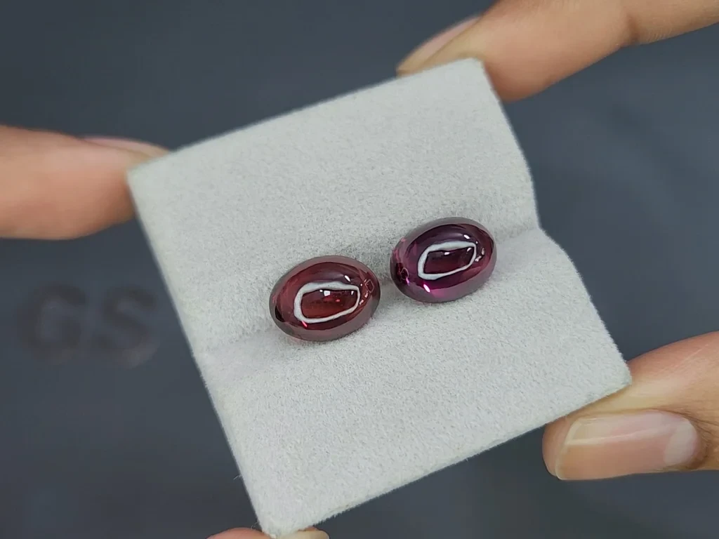 Pair of rhodolite garnets cabochon cut 11.56 carats, Madagascar Image №4