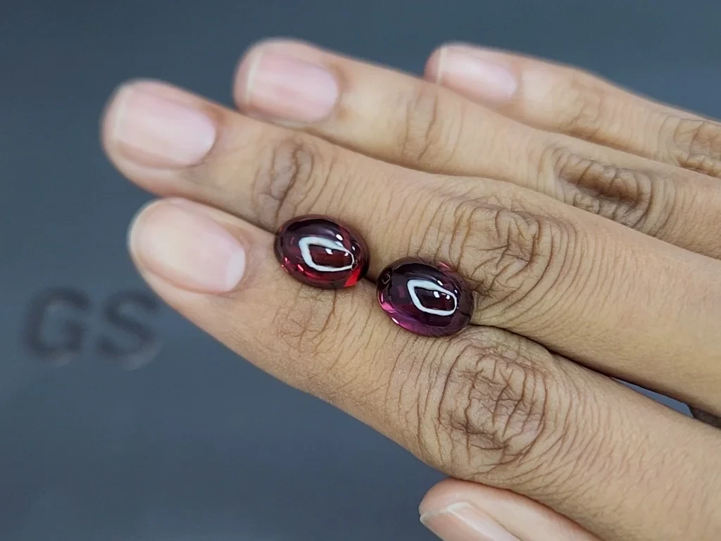 Pair of rhodolite garnets cabochon cut 11.56 carats, Madagascar Image №2