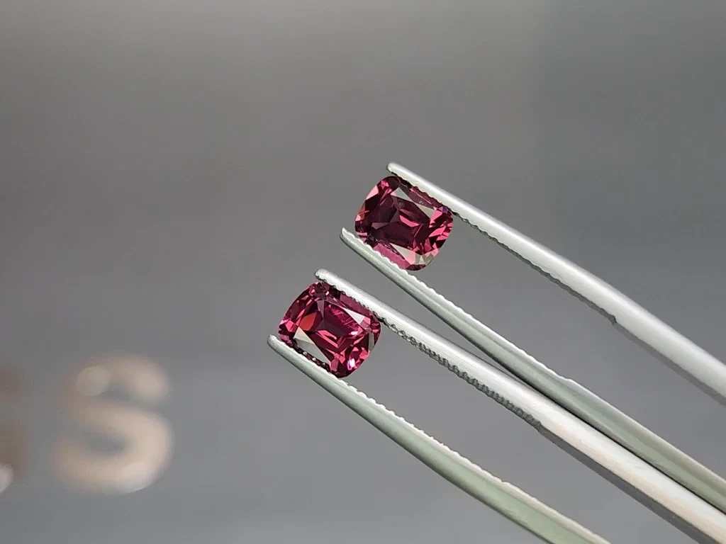 Pair of rhodolite garnets cushion cut 2.99 carats, Madagascar Image №3