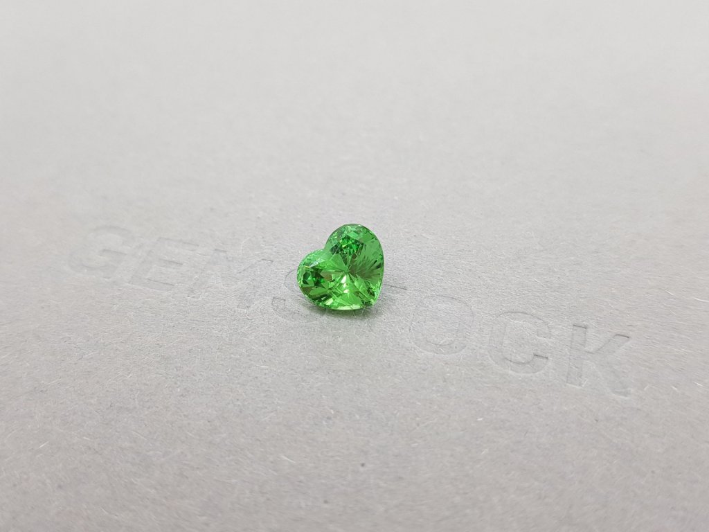 Bright heart cut tsavorite 2.05 ct, Tanzania Image №3
