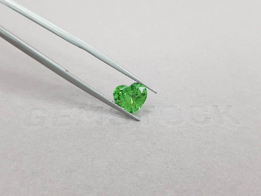 Bright heart cut tsavorite 2.05 ct, Tanzania Image №4