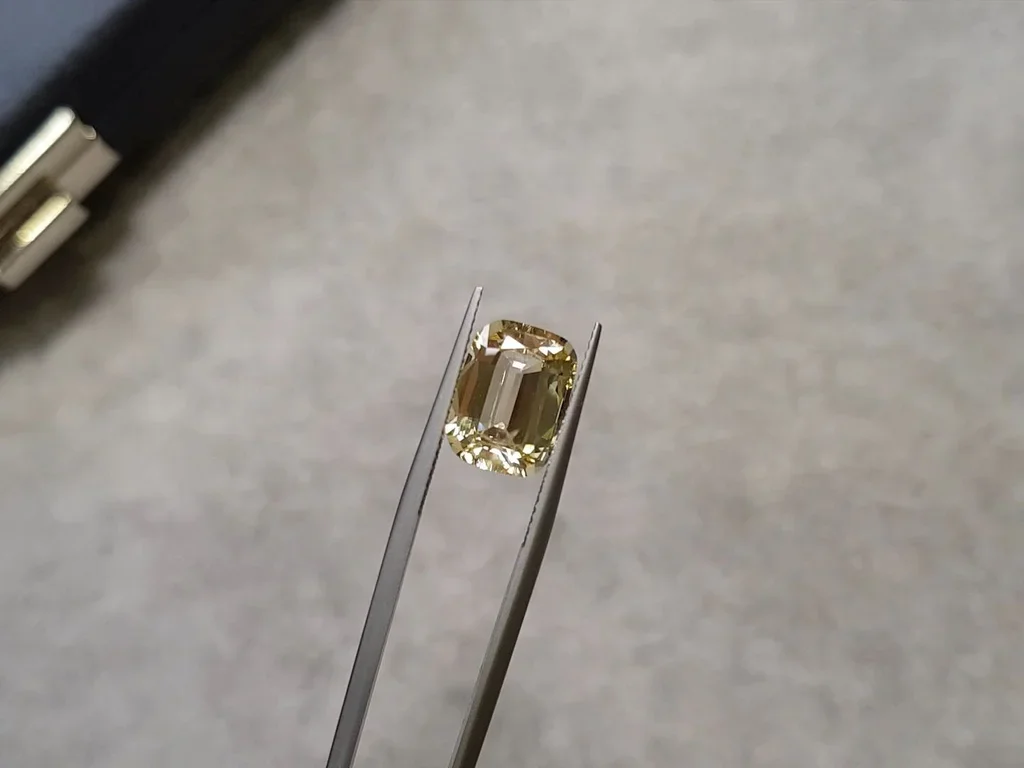 Yellow unheated cushion cut sapphire 5.57 ct, Sri Lanka Image №3