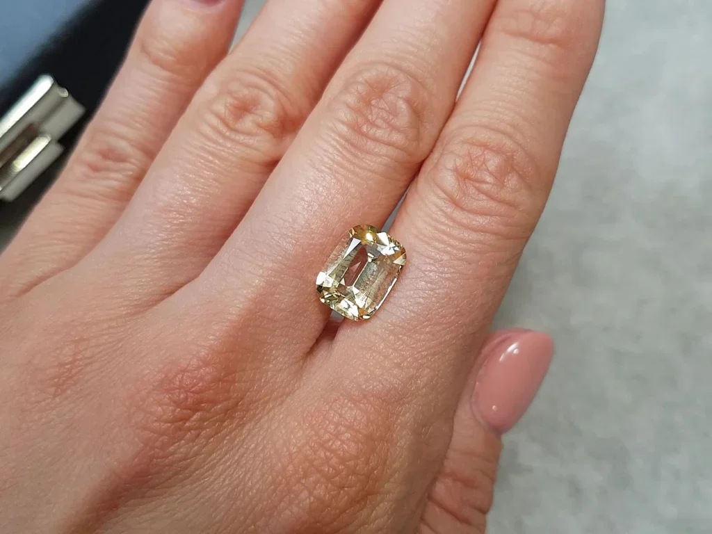 Yellow unheated cushion cut sapphire 5.57 ct, Sri Lanka Image №4