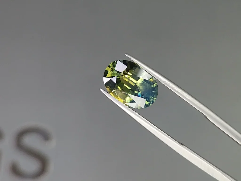 Unheated bi-color sapphire in oval cut 5.63 carats, Australia  Image №3