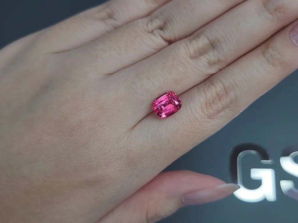 Spinel Mahenge Vivid Pink cushion cut 3.09 carats, Tanzania  Image №2