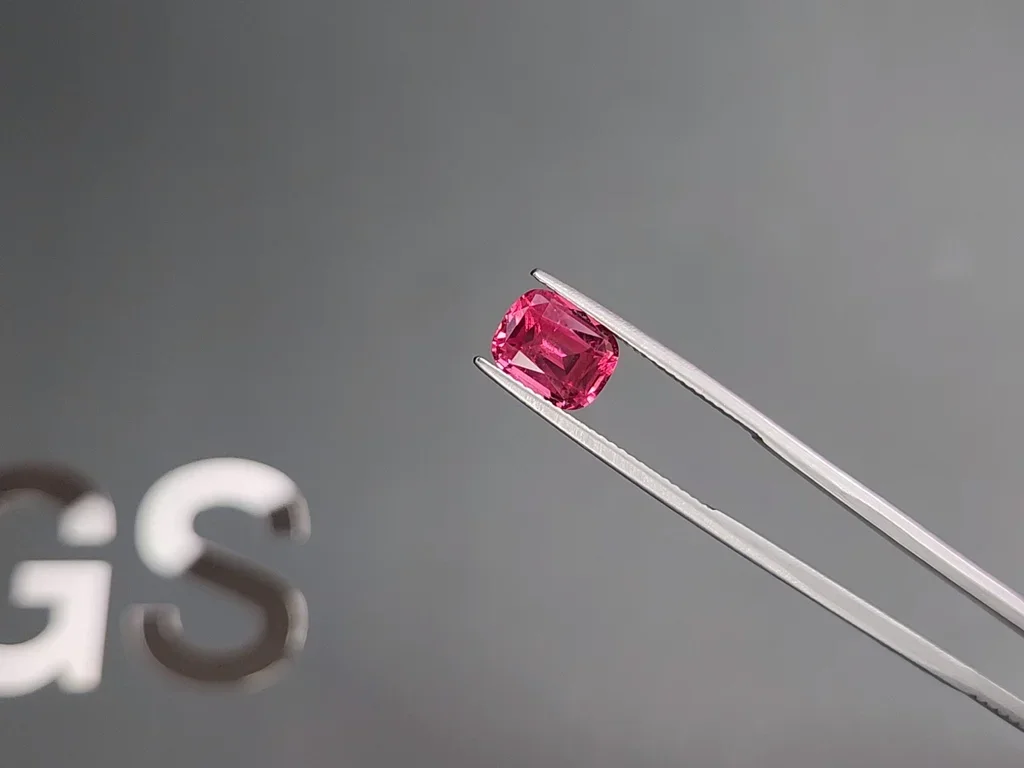 Spinel Mahenge Vivid Pink cushion cut 3.09 carats, Tanzania  Image №3