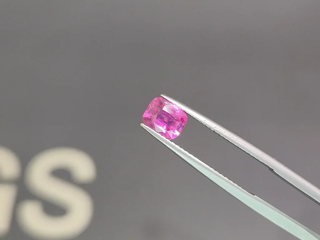 Unheated Vivid Pink sapphire in cushion cut 1.05 carats, Sri Lanka Image №3