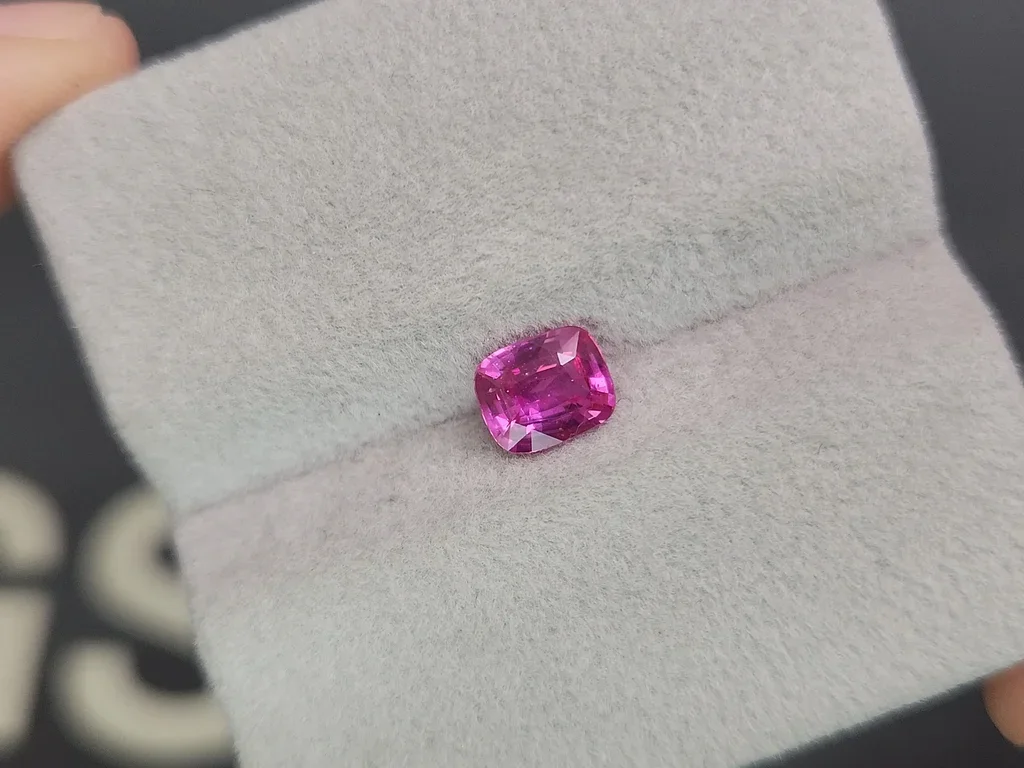 Unheated Vivid Pink sapphire in cushion cut 1.05 carats, Sri Lanka Image №4