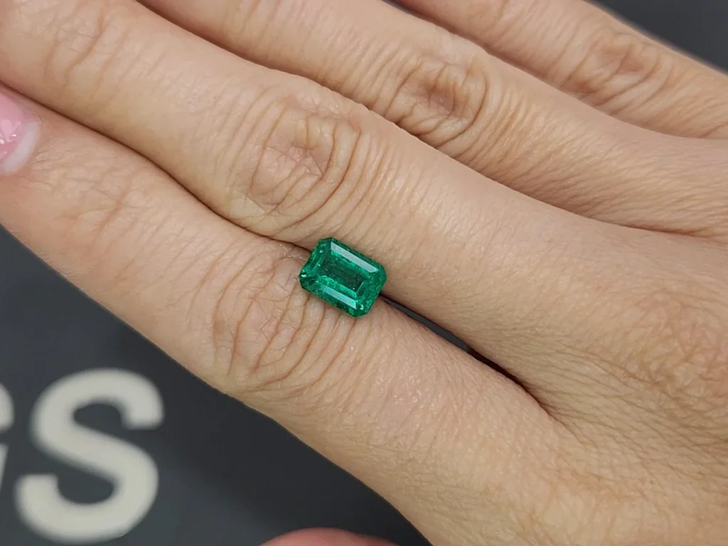 Vivid green emerald in octagon cut 1.54 carats, Pakistan Image №2
