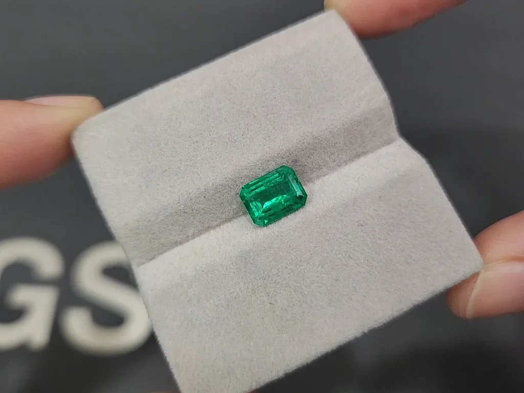 Vivid green emerald in octagon cut 1.54 carats, Pakistan Image №4