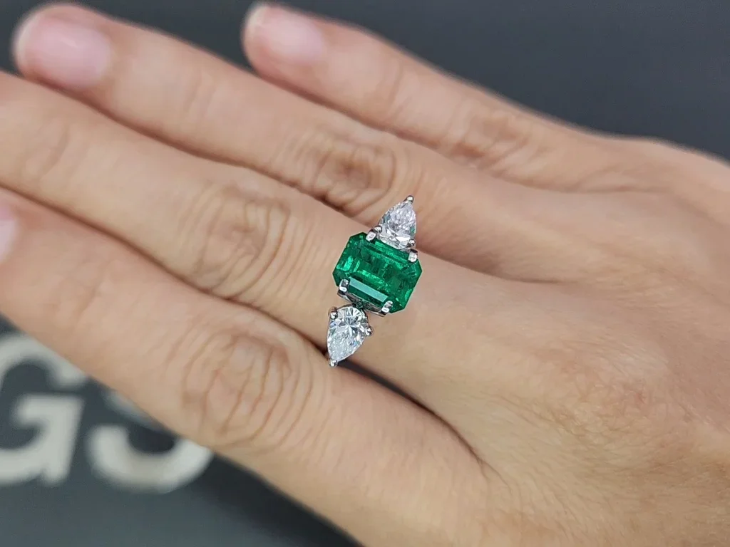 Vivid green emerald in octagon cut 1.54 carats, Pakistan Image №5