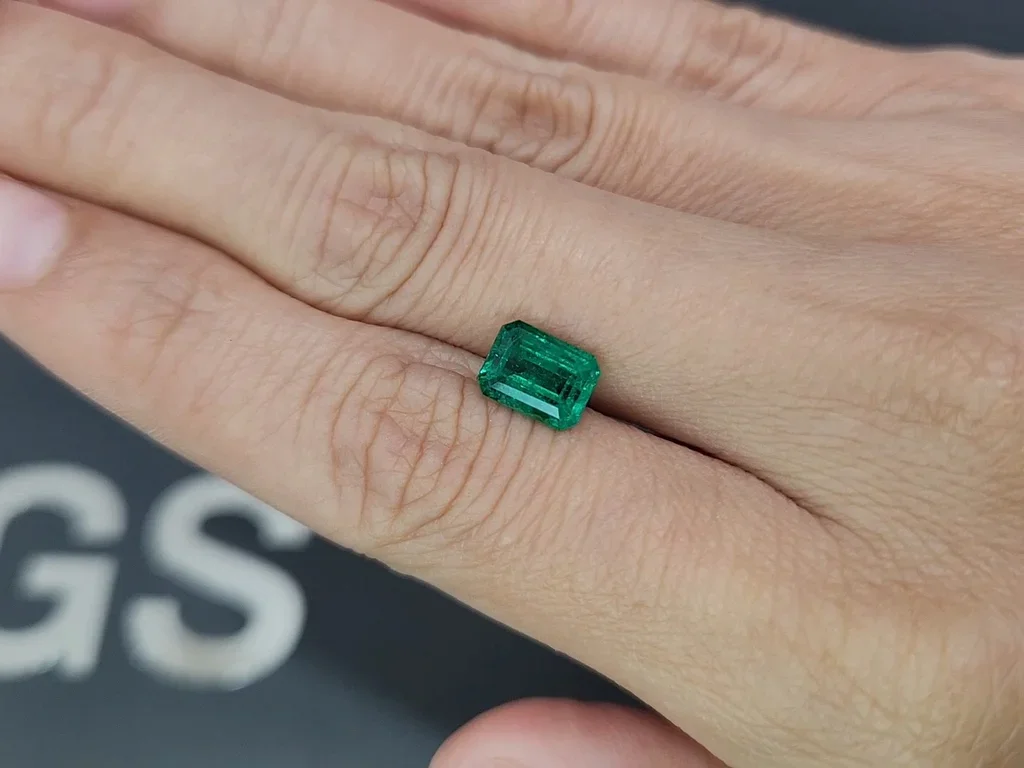 Vivid green emerald in octagon cut 1.54 carats, Pakistan Image №2