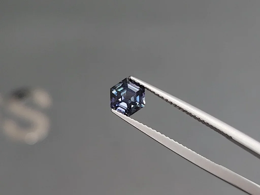 Sapphire color change hexagon cut 1.12 carats, Madagascar Image №5
