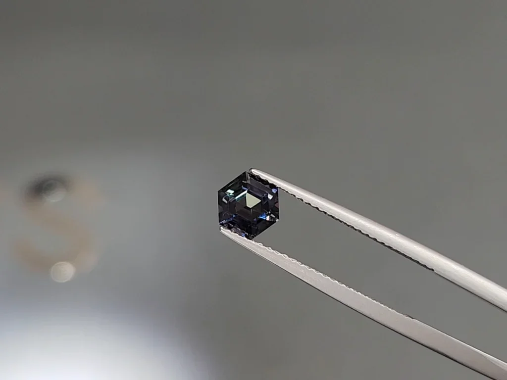 Sapphire color change hexagon cut 1.12 carats, Madagascar Image №6