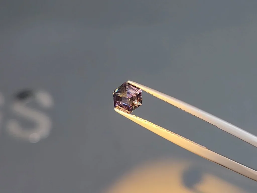 Sapphire color change hexagon cut 1.12 carats, Madagascar Image №7