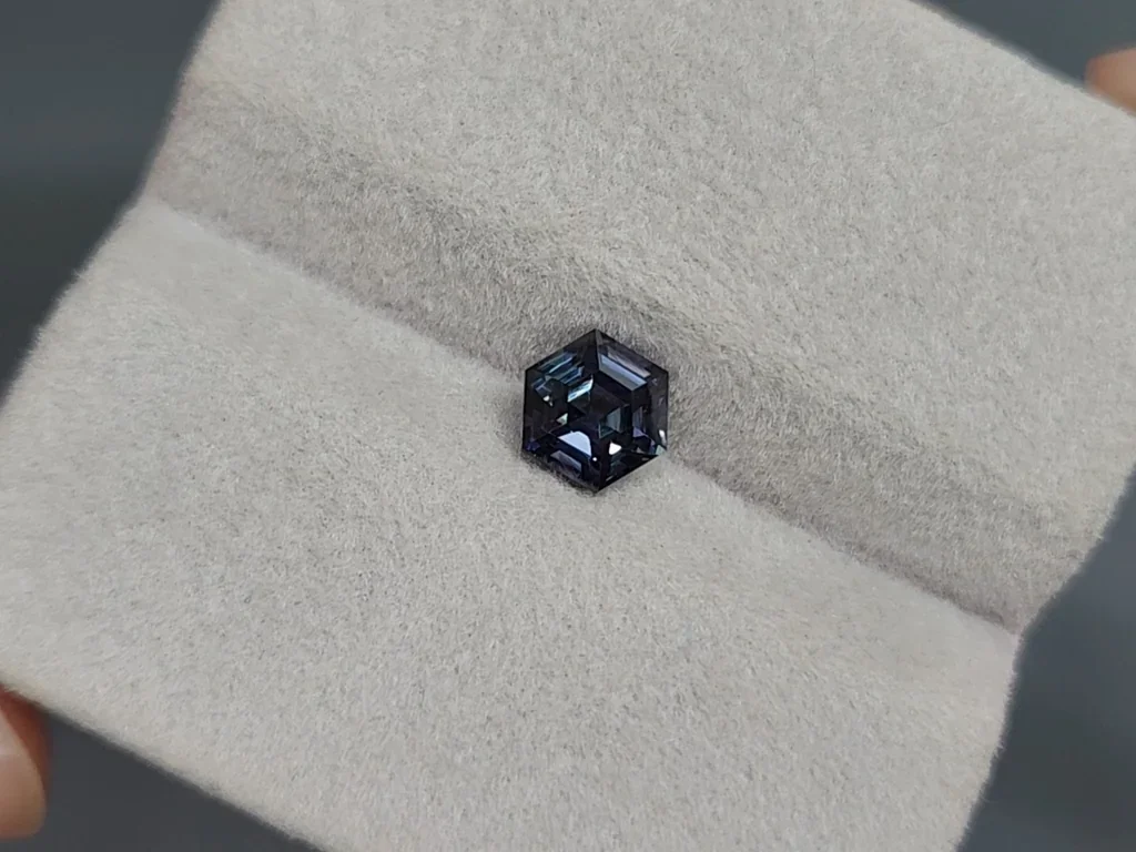 Sapphire color change hexagon cut 1.12 carats, Madagascar Image №8