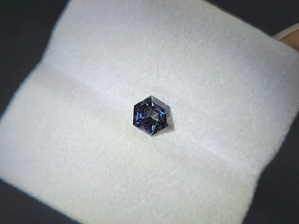 Sapphire color change hexagon cut 1.12 carats, Madagascar Image №9
