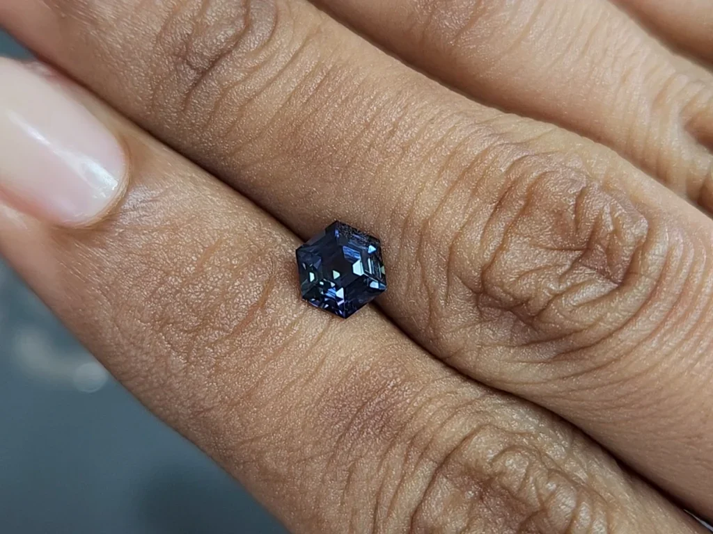 Sapphire color change hexagon cut 1.12 carats, Madagascar Image №2