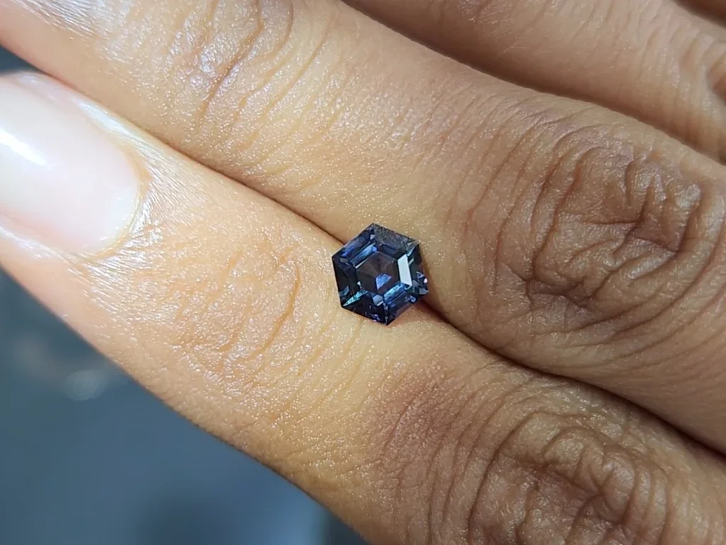 Sapphire color change hexagon cut 1.12 carats, Madagascar Image №3