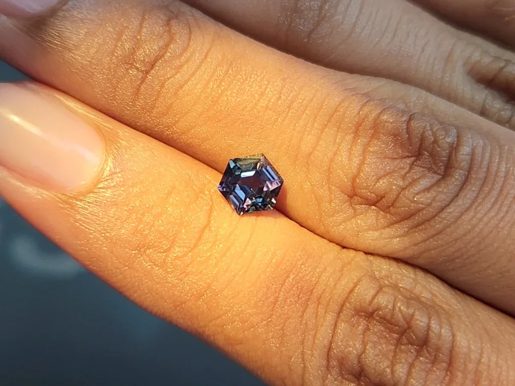Sapphire color change hexagon cut 1.12 carats, Madagascar Image №4