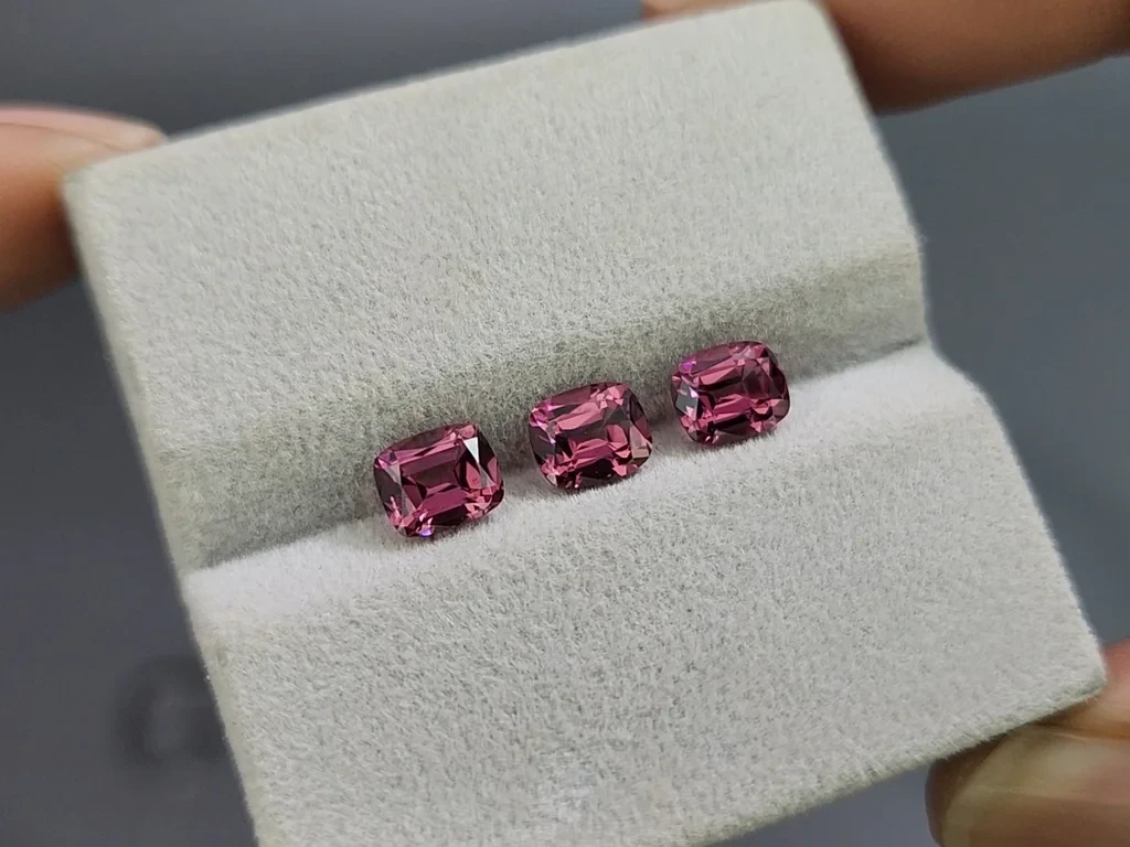 Set of garnets rhodolite cushion cut 2.66 carats,  Madagascar Image №4