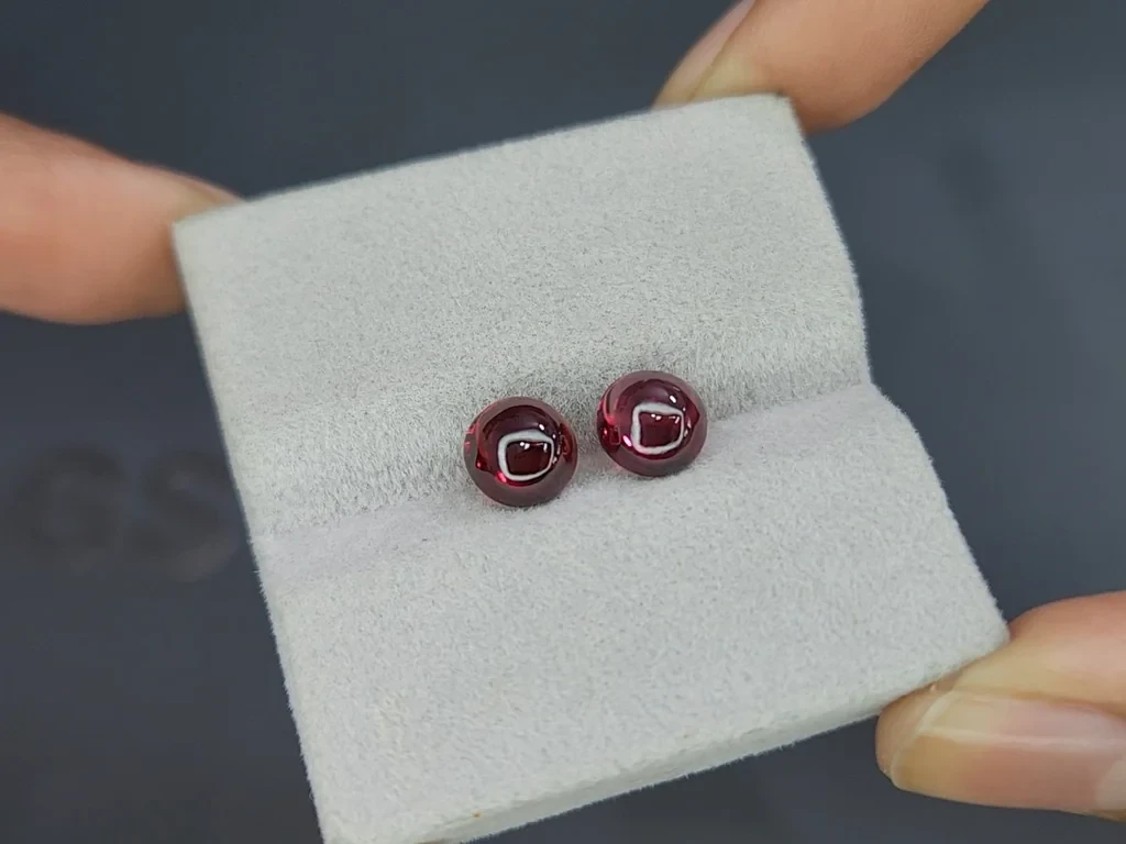 Pair of rhodolite garnets cabochon cut 3.85 carats, Madagascar Image №4
