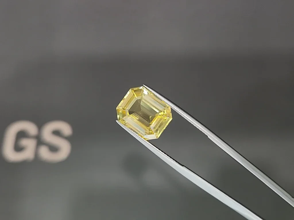 Unheated Intense Yellow sapphire in octagon cut 9.01 carats, Sri Lanka Image №3