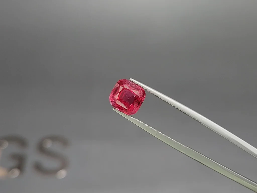 Spinel Vivid Pink Mahenge cushion cut 4.00 carats, Tanzania   Image №3