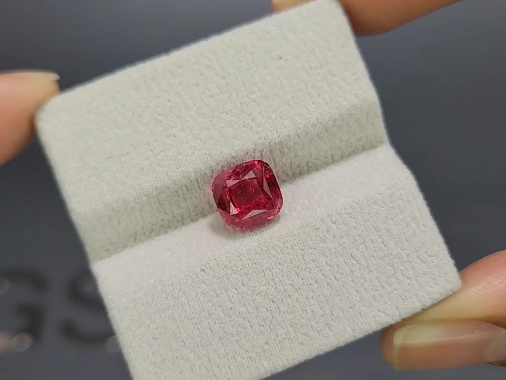 Spinel Vivid Pink Mahenge cushion cut 4.00 carats, Tanzania   Image №4