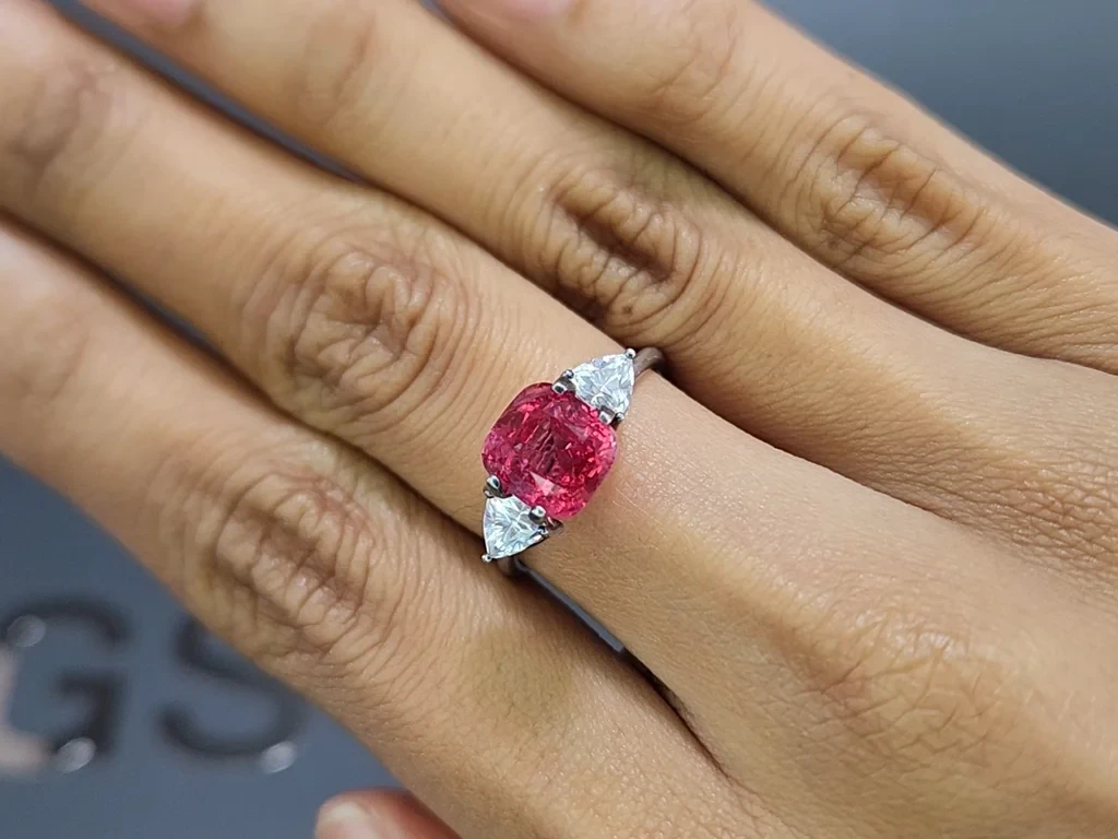 Spinel Vivid Pink Mahenge cushion cut 4.00 carats, Tanzania   Image №5