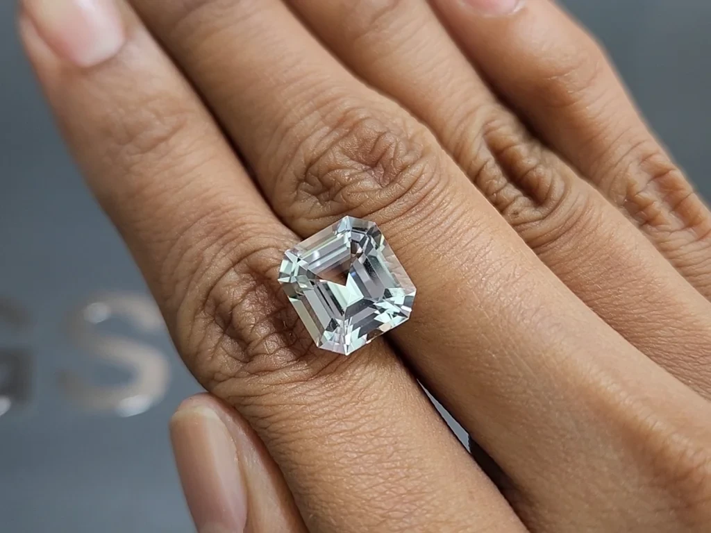 Kunzite light green octagon cut 7.13 carats, Pakistan Image №2