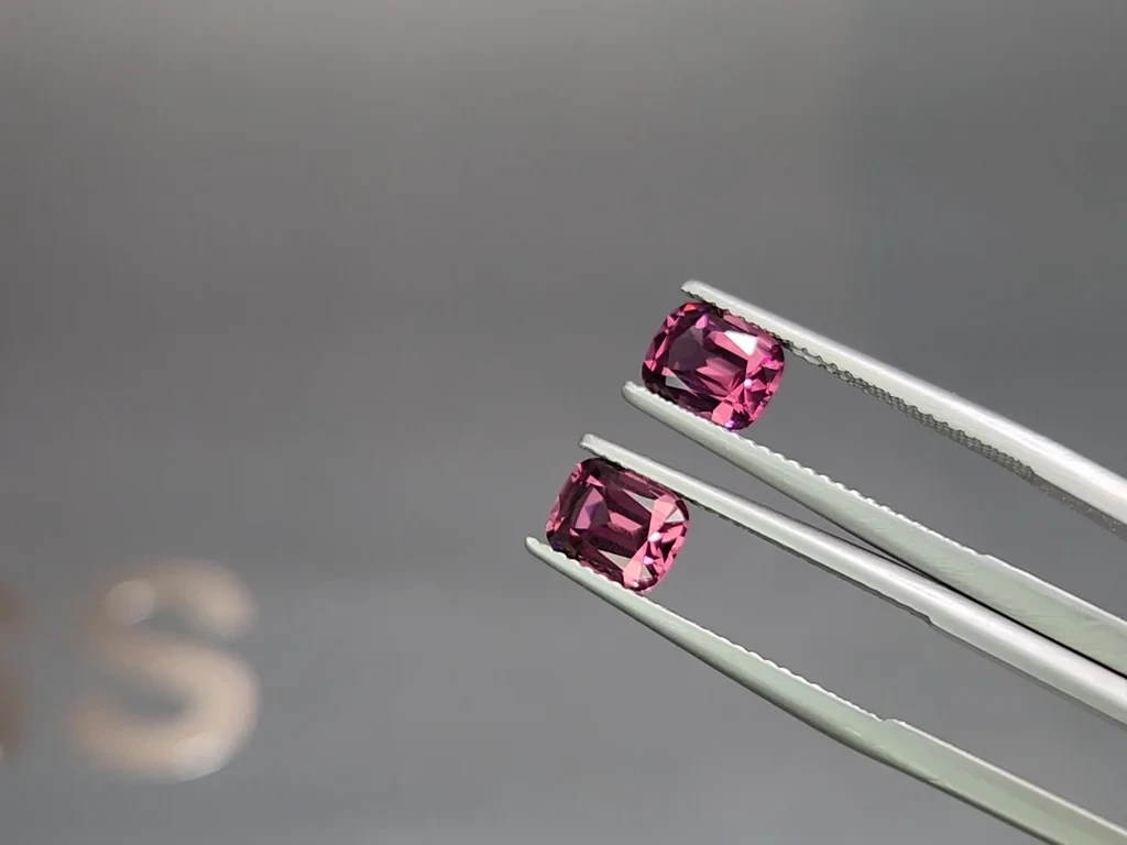 Pair of rhodolite garnets cushion cut 2.84 carats, Madagascar Image №3